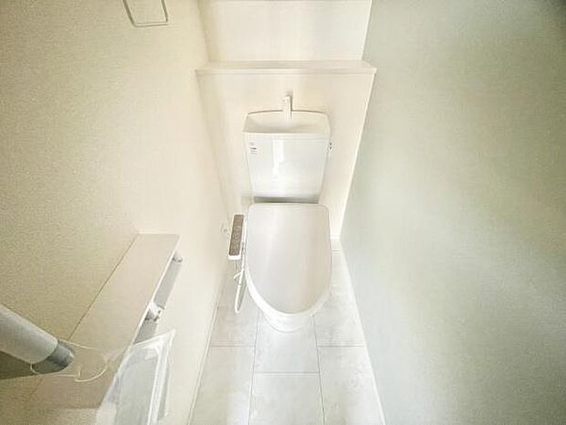 ■■Toilet■■清潔な空間を保ちたいトイレはオフホワイトでまとめました。毎日使う場所だからこそお手入れも楽々にできる機能が搭載されております。汚れが付着しにくい便器はお掃除も楽々です。
