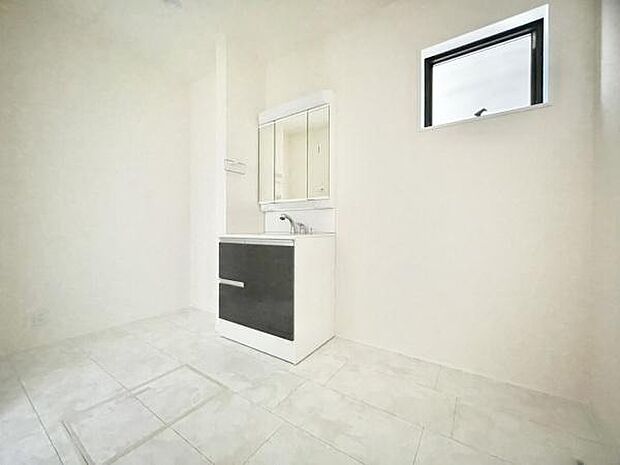 ■■清潔な空間■■毎日使うものだから清潔な空間を保ちたい水回り。洗面にはそんな願いを解消させてくれる収納アイデアが満載です。三面鏡の裏側にはキャビネットが現れ小物から背の高い物まで収納できます。