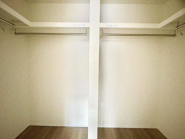 ■■ウォークインクローゼット■■スーツ類から丈の長いコート類まで何でも収納できる便利なスペースです。衣装ケースと併用することでセーター類なども収納でき自分だけのスペースにカスタマイズできます。