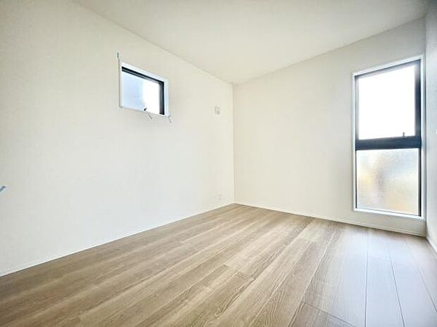 ■■明るい居室■■温もりある自然光を感じていただける居室です。飽きのこないナチュラルカラーの床にホワイトの壁紙は、色褪せることのない心地良さを作ります。