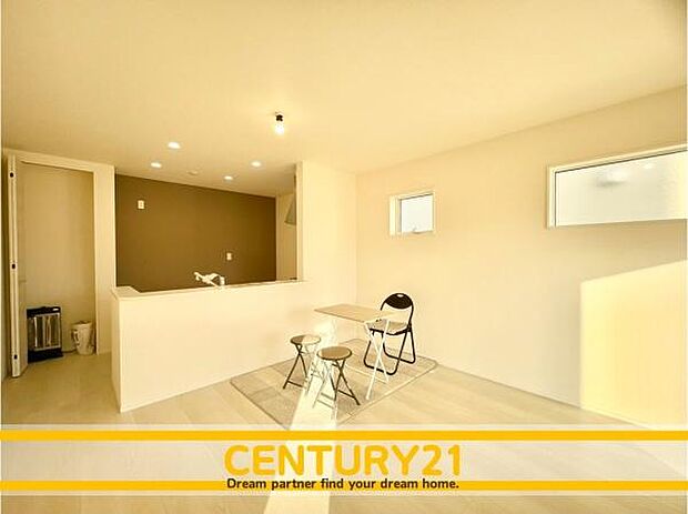 ■■ステキな時間を！■■忙しい朝でも、しっかり家族が揃って食事をして頂けるゆとりある大きさのダイニングスペース。奥様が作る手料理をカウンター越しに受けとって頂き、テーブルで囲む素敵な時間を存分に。