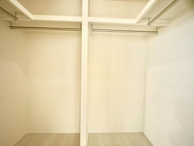 ■■ウォークインクローゼット■■スーツ類から丈の長いコート類まで何でも収納できる便利なスペースです。衣装ケースと併用することでセーター類なども収納でき自分だけのスペースにカスタマイズできます。