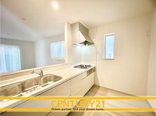 ■■広々キッチン■■大型の冷蔵庫やレンジボードもしっかり置ける広々としたキッチンスペースが大事。ゆとりある空間で作業ができるとお料理の腕も日に日に上がりそうな気がしてきます。