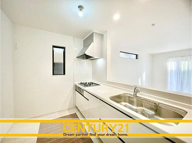 ■■広々キッチン■■大型の冷蔵庫やレンジボードもしっかり置ける広々としたキッチンスペースが大事。ゆとりある空間で作業ができるとお料理の腕も日に日に上がりそうな気がしてきます。