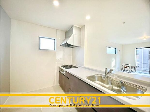 ■■広々キッチン■■大型の冷蔵庫やレンジボードもしっかり置ける広々としたキッチンスペースが大事。ゆとりある空間で作業ができるとお料理の腕も日に日に上がりそうな気がしてきます。