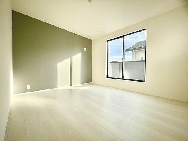 ■■メインベッドルーム■■クローゼット付の広い主寝室。プライベートを保ちながらもバランスよく配置された窓から緩やかな陽が射し込み、広い空間を光が満たしていきます。