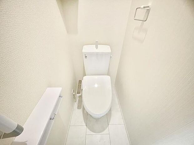■■Toilet■■清潔な空間を保ちたいトイレはオフホワイトでまとめました。毎日使う場所だからこそお手入れも楽々にできる機能が搭載されております。汚れが付着しにくい便器はお掃除も楽々です。
