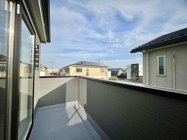 ■■開放感感じるバルコニー■■頬をなでる優しい風を感じることが出来るバルコニー。つい深呼吸をしたくなる気持ちの良い場所はこのお部屋の自慢です。お洗濯物を干すスペースとしても十分な広さがあります。