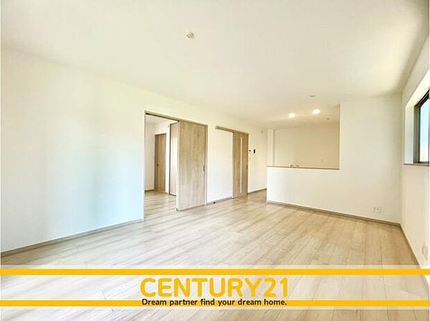 ■■ステキな時間を!■■忙しい朝でも、しっかり家族が揃って食事をして頂けるゆとりある大きさのダイニングスペース。奥様が作る手料理をカウンター越しに受けとって頂き、テーブルで囲む素敵な時間を存分に。