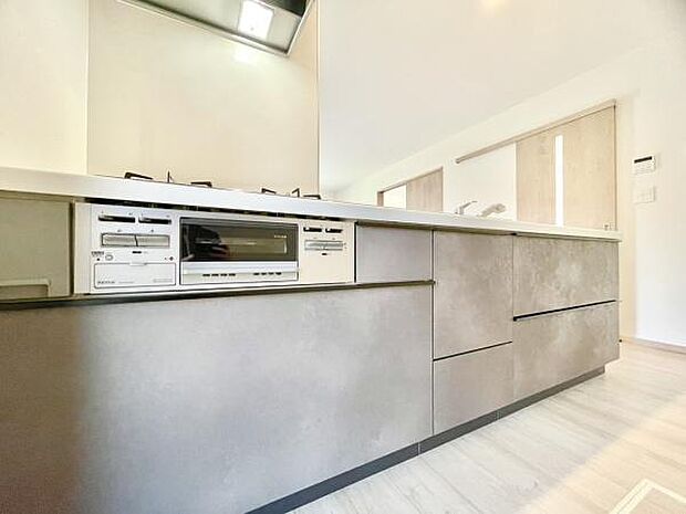 ■■対面キッチン■■収納数もさる事ながら、リビングで寛ぐ家族や小さなお子様を見守りながら料理が出来る対面式の温もり設計。※現地写真を一部加工しています。実際の室内状況は現況優先となります。