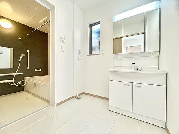 ■■清潔な空間■■毎日使うものだから清潔な空間を保ちたい水回り。洗面にはそんな願いを解消させてくれる収納アイデアが満載です。三面鏡の裏側にはキャビネットが現れ小物から背の高い物まで収納できます。