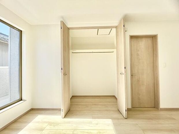 ■■closet■■クローゼットはスーツ類から丈の長いコート類まで何でも収納できる便利なスペースです。衣装ケースと併用することでセーター類なども収納でき自分だけのスペースにカスタマイズできます。