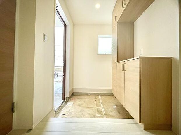 ■■玄関■■人を迎え入れる最初の場所だからこそ、清潔感がある空間にして頂ける様にゆとりあるシューズボックスを設置しました。おでかけの時も帰った時も、「我が家」を最初に感じでもらえる素敵な空間に。