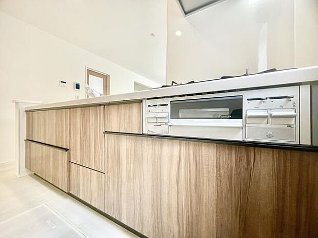 ■■対面キッチン■■リビングで寛ぐ家族や小さなお子様を見守りながら料理が出来る「対面式の温もり設計」。※現地写真を一部加工しています。実際の室内状況は現況優先となります。