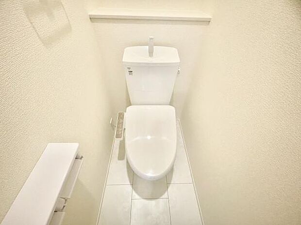 ■■Toilet■■清潔な空間を保ちたいトイレはオフホワイトでまとめました。毎日使う場所だからこそお手入れも楽々にできる機能が搭載されております。汚れが付着しにくい便器はお掃除も楽々です。
