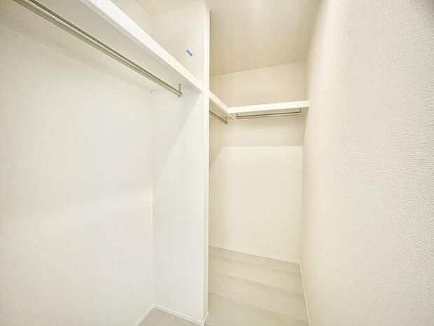 ■■ウォークインクローゼット■■スーツ類から丈の長いコート類まで何でも収納できる便利なスペースです。衣装ケースと併用することでセーター類なども収納でき自分だけのスペースにカスタマイズできます。