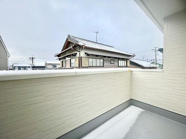 ■■開放感感じるバルコニー■■頬をなでる優しい風を感じることが出来るバルコニー。つい深呼吸をしたくなる気持ちの良い場所はこのお部屋の自慢です。お洗濯物を干すスペースとしても十分な広さがあります。