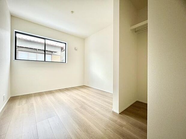 ■■居室■■各居室ごとにデザイン性のある窓を配置しました。壁面にはデスクやベット等の家具を置きやすいように高さや位置にも配慮しました。自分だけのお気に入りの空間を是非ご体感下さい。