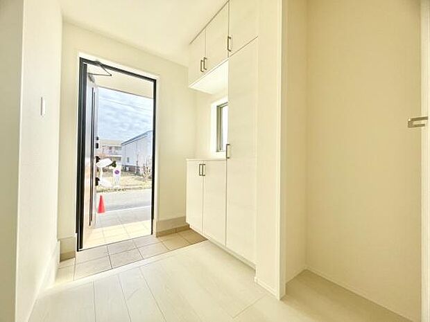 ■■玄関■■人を迎え入れる最初の場所だからこそ、清潔感がある空間にして頂ける様にゆとりあるシューズボックスを設置しました。おでかけの時も帰った時も、「我が家」を最初に感じでもらえる素敵な空間に。