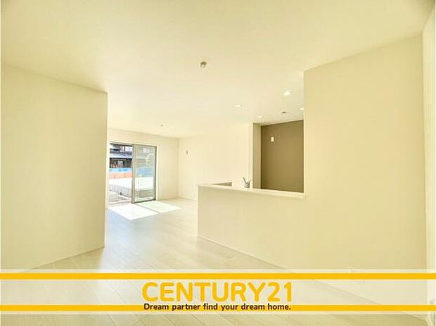 ■■憩いの場所■■パートナーや家族が集う憩いの空間。真新しい木目、Shadeのあるフローリングや白亜のクロスを陽の光、ダウンライトが照らし出し、家族・友人・知人の会話に華を咲かせます。