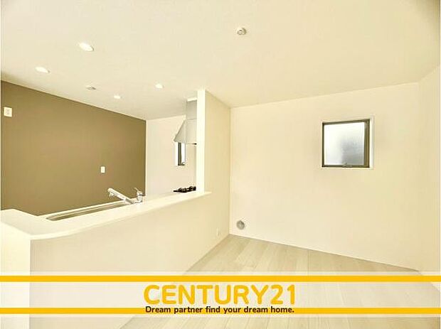 ■■ステキな時間を!■■忙しい朝でも、しっかり家族が揃って食事をして頂けるゆとりある大きさのダイニングスペース。奥様が作る手料理をカウンター越しに受けとって頂き、テーブルで囲む素敵な時間を存分に。