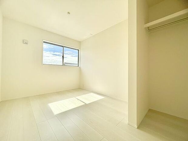 ■■明るい居室■■温もりある自然光を感じていただける居室です。飽きのこないナチュラルカラーの床にホワイトの壁紙は、色褪せることのない心地良さを作ります。