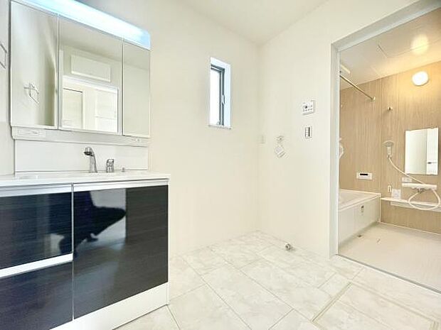 ■■清潔な空間■■毎日使うものだから清潔な空間を保ちたい水回り。洗面にはそんな願いを解消させてくれる収納アイデアが満載です。三面鏡の裏側にはキャビネットが現れ小物から背の高い物まで収納できます。