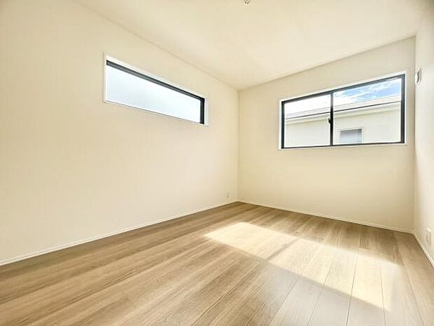 ■■明るい居室■■温もりある自然光を感じていただける居室です。飽きのこないナチュラルカラーの床にホワイトの壁紙は、色褪せることのない心地良さを作ります。