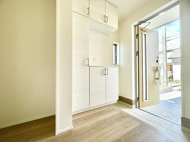 ■■玄関■■人を迎え入れる最初の場所だからこそ、清潔感がある空間にして頂ける様にゆとりあるシューズボックスを設置しました。おでかけの時も帰った時も、「我が家」を最初に感じでもらえる素敵な空間に。