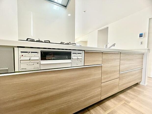 ■■対面キッチン■■キッチンは収納数もさる事ながら、リビングで寛ぐ家族や小さなお子様を見守りながら料理が出来る「対面式の温もり設計」。キッチンから立ち込める香りが今日の料理を期待させます