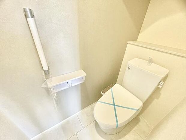 ■■Toilet■■清潔な空間を保ちたいトイレはオフホワイトでまとめました。毎日使う場所だからこそお手入れも楽々にできる機能が搭載されております。汚れが付着しにくい便器はお掃除も楽々です。