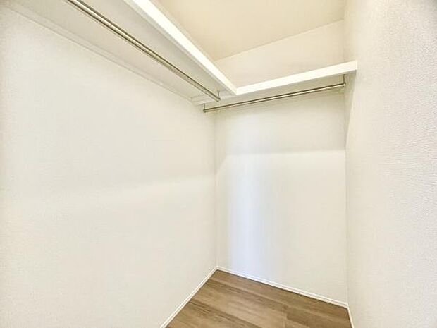 ■■何でも入る■■各居室のクローゼットはスーツ類から丈の長いコート類まで何でも収納できる便利なスペースです。衣装ケースと併用することでセーター類なども収納でき自分だけのスペースにできます。