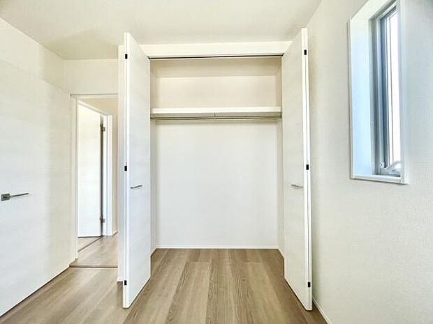 ■■closet■■クローゼットはスーツ類から丈の長いコート類まで何でも収納できる便利なスペースです。衣装ケースと併用することでセーター類なども収納でき自分だけのスペースにカスタマイズできます。