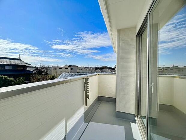 ■■開放感感じるバルコニー■■頬をなでる優しい風を感じることが出来るバルコニー。つい深呼吸をしたくなる気持ちの良い場所はこのお部屋の自慢です。お洗濯物を干すスペースとしても十分な広さがあります。