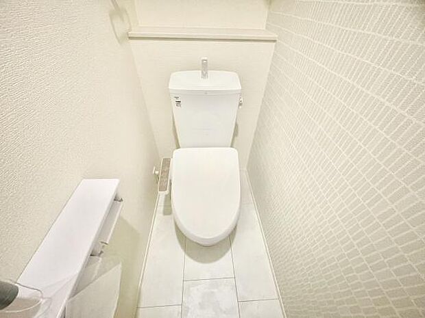 ■■Toilet■■清潔な空間を保ちたいトイレはオフホワイトでまとめました。毎日使う場所だからこそお手入れも楽々にできる機能が搭載されております。汚れが付着しにくい便器はお掃除も楽々です。