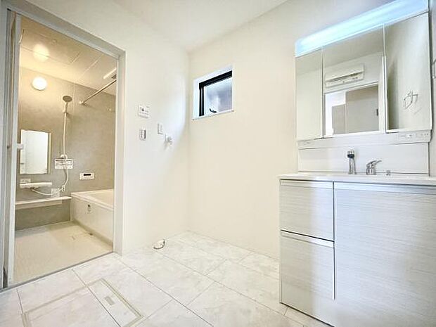 ■■清潔な空間■■毎日使うものだから清潔な空間を保ちたい水回り。洗面にはそんな願いを解消させてくれる収納アイデアが満載です。三面鏡の裏側にはキャビネットが現れ小物から背の高い物まで収納できます。