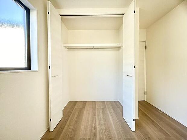 ■■closet■■クローゼットはスーツ類から丈の長いコート類まで何でも収納できる便利なスペースです。衣装ケースと併用することでセーター類なども収納でき自分だけのスペースにカスタマイズできます。