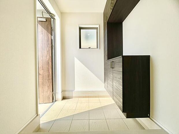 ■■玄関■■人を迎え入れる最初の場所だからこそ、清潔感がある空間にして頂ける様にゆとりあるシューズボックスを設置しました。おでかけの時も帰った時も、「我が家」を最初に感じでもらえる素敵な空間に。