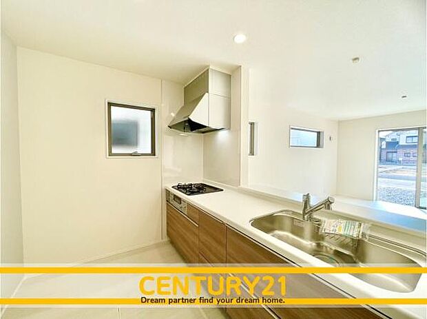 ■■広々キッチン■■大型の冷蔵庫やレンジボードもしっかり置ける広々としたキッチンスペースが大事。ゆとりある空間で作業ができるとお料理の腕も日に日に上がりそうな気がしてきます。