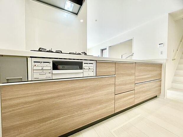 ■■対面キッチン■■キッチンは収納数もさる事ながら、リビングで寛ぐ家族や小さなお子様を見守りながら料理が出来る「対面式の温もり設計」。キッチンから立ち込める香りが今日の料理を期待させます