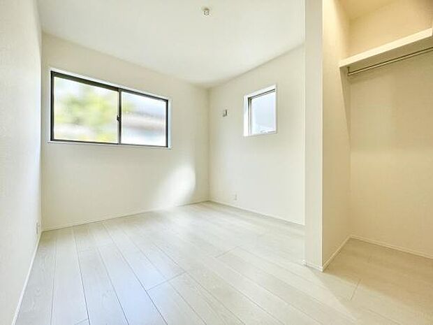 ■■明るい居室■■温もりある自然光を感じていただける居室です。飽きのこないナチュラルカラーの床にホワイトの壁紙は、色褪せることのない心地良さを作ります。