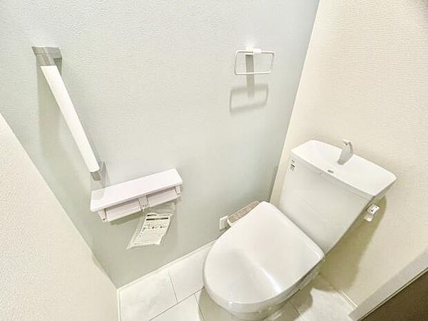 ■■Toilet■■清潔な空間を保ちたいトイレはオフホワイトでまとめました。毎日使う場所だからこそお手入れも楽々にできる機能が搭載されております。汚れが付着しにくい便器はお掃除も楽々です。