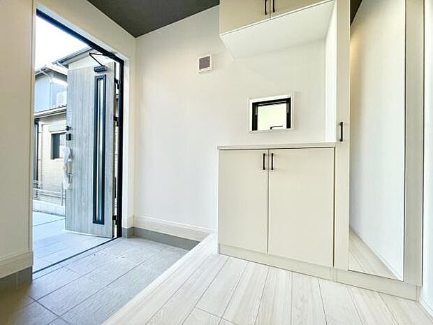 ■■玄関■■人を迎え入れる最初の場所だからこそ、清潔感がある空間にして頂ける様にゆとりあるシューズボックスを設置しました。おでかけの時も帰った時も、「我が家」を最初に感じでもらえる素敵な空間に。