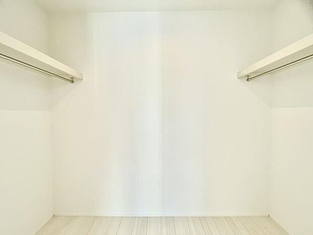 ■■ウォークインクローゼット■■スーツ類から丈の長いコート類まで何でも収納できる便利なスペースです。衣装ケースと併用することでセーター類なども収納でき自分だけのスペースにカスタマイズできます。