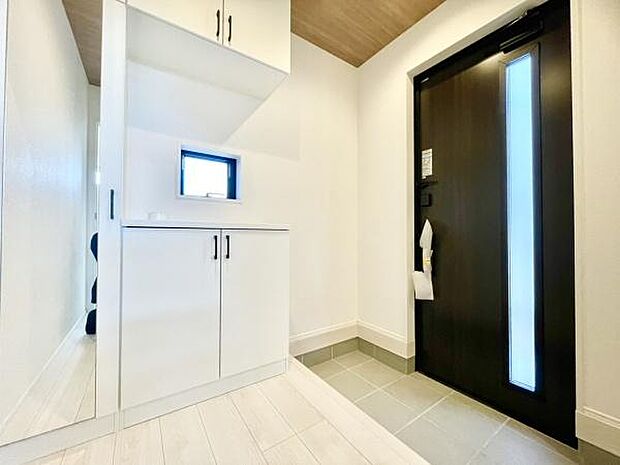 ■■玄関■■人を迎え入れる最初の場所だからこそ、清潔感がある空間にして頂ける様にゆとりあるシューズボックスを設置しました。おでかけの時も帰った時も、「我が家」を最初に感じでもらえる素敵な空間に。