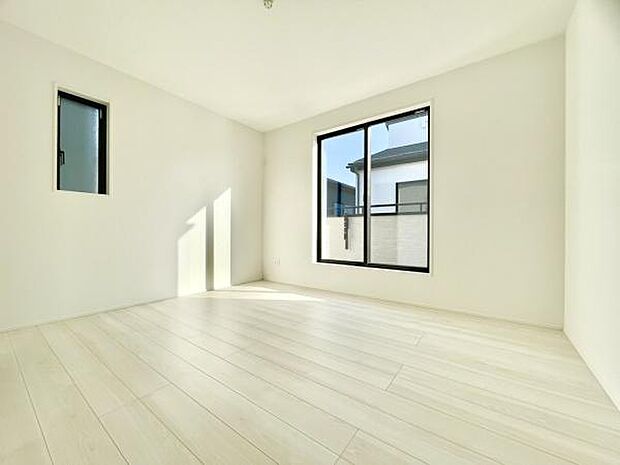 ■■メインベッドルーム■■ウォークinクローゼット付の広い主寝室。プライベートを保ちながらもバランスよく配置された窓から緩やかな陽が射し込み、広い空間を光が満たしていきます。