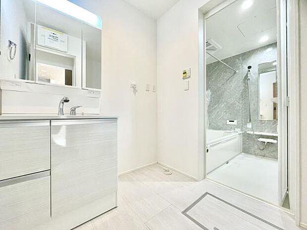 ■■清潔な空間■■毎日使うものだから清潔な空間を保ちたい水回り。洗面にはそんな願いを解消させてくれる収納アイデアが満載です。三面鏡の裏側にはキャビネットが現れ小物から背の高い物まで収納できます。