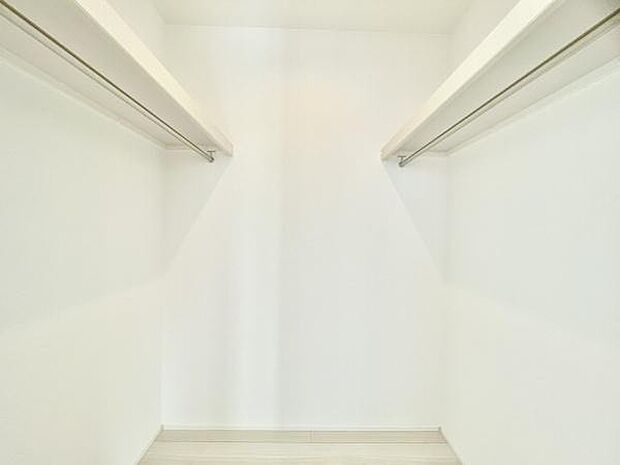 ■■ウォークインクローゼット■■スーツ類から丈の長いコート類まで何でも収納できる便利なスペースです。衣装ケースと併用することでセーター類なども収納でき自分だけのスペースにカスタマイズできます。