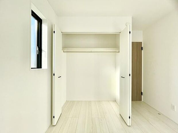 ■■closet■■クローゼットはスーツ類から丈の長いコート類まで何でも収納できる便利なスペースです。衣装ケースと併用することでセーター類なども収納でき自分だけのスペースにカスタマイズできます。