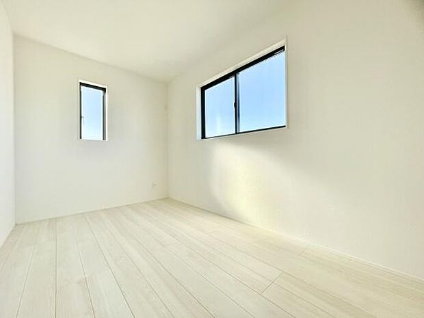 ■■居室■■各居室ごとにデザイン性のある窓を配置しました。壁面にはデスクやベット等の家具を置きやすいように高さや位置にも配慮しました。自分だけのお気に入りの空間を是非ご体感下さい。